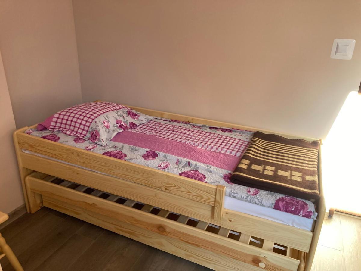 Appartamento Dom Mlodziezowy W Polanie Serednie Male Esterno foto