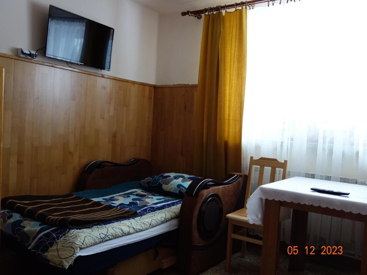 Appartamento Dom Mlodziezowy W Polanie Serednie Male Esterno foto